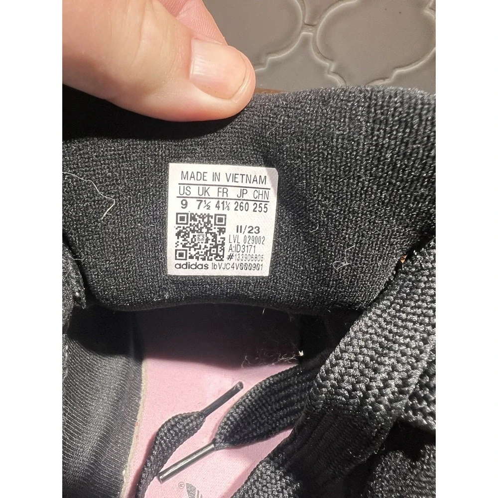 Adidas Women's Size Us 9 Skateboard Type Shoes Black With Pink Stripes